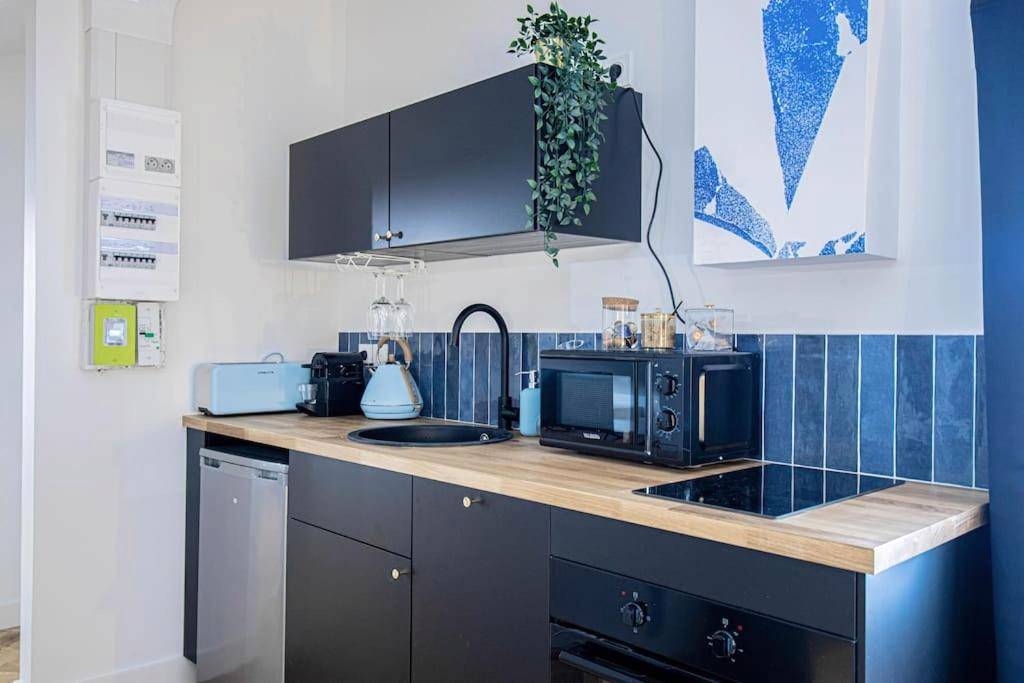 Kitchenette équipée avec crédence bleue - Suite Saphir - Jacuzzi & Sauna