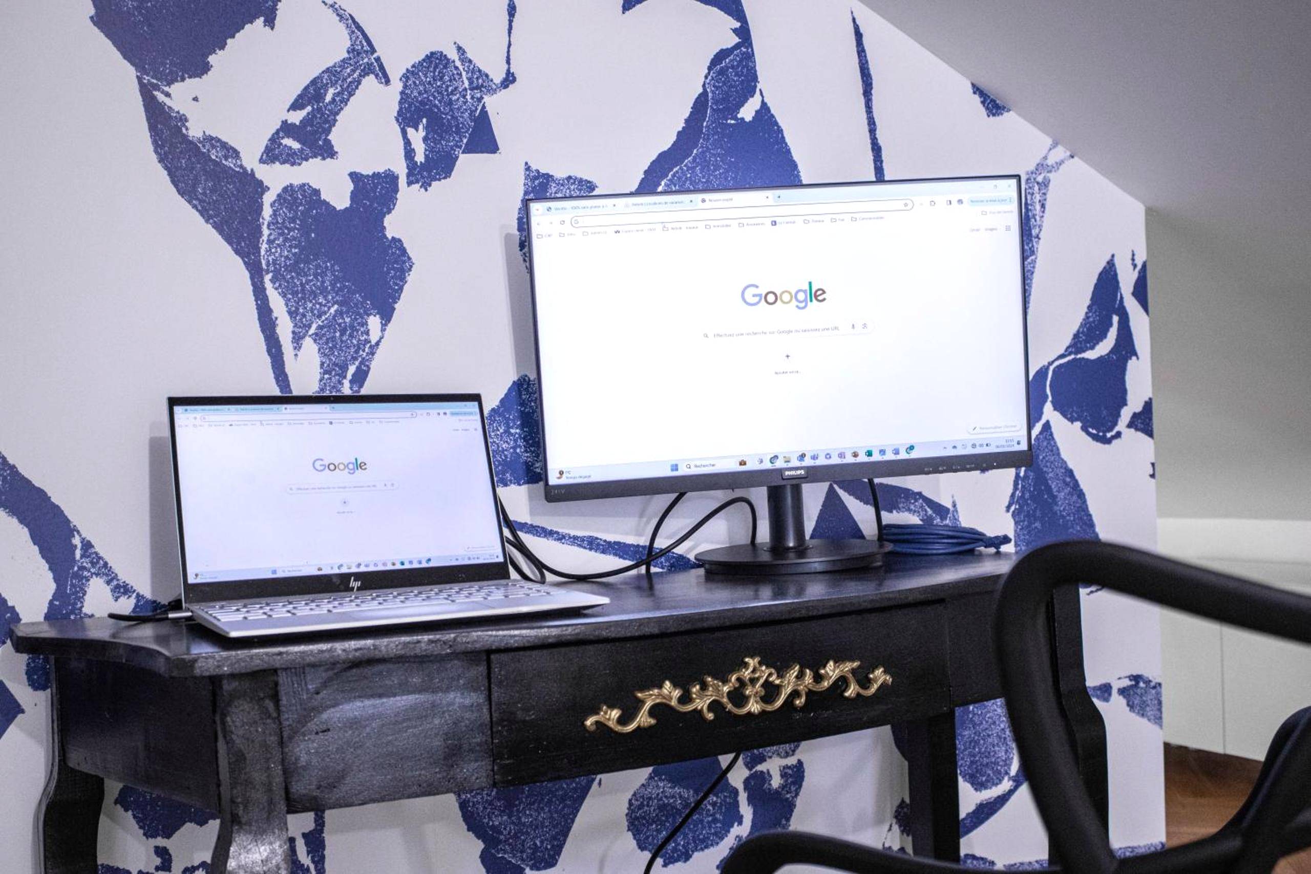 Espace bureau avec ordinateur et écran - Suite Saphir - Jacuzzi & Sauna