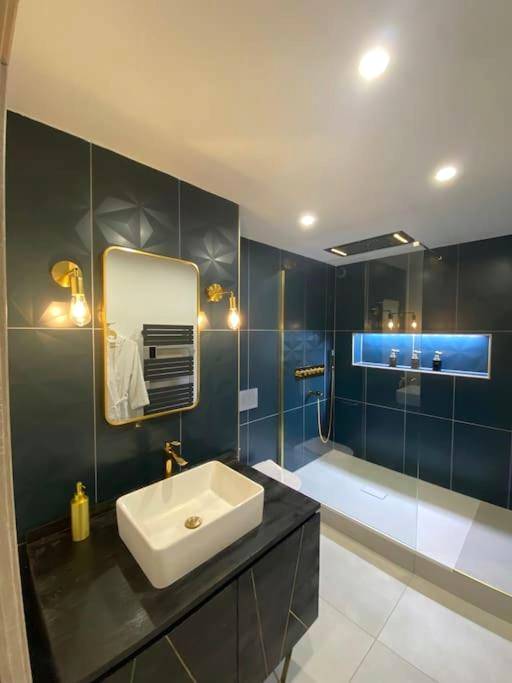 Salle de bain moderne avec douche à l'italienne - La Suite Saphir – spa privatif