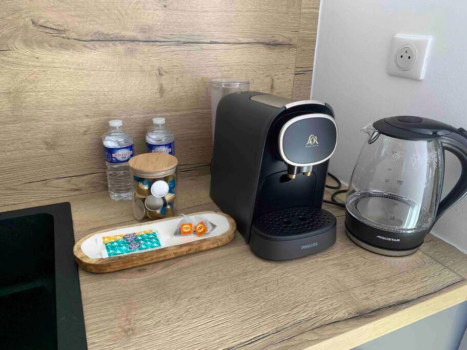 Machine à café, bouilloire et plateau d'accueil - La Suite Saphir – spa privatif