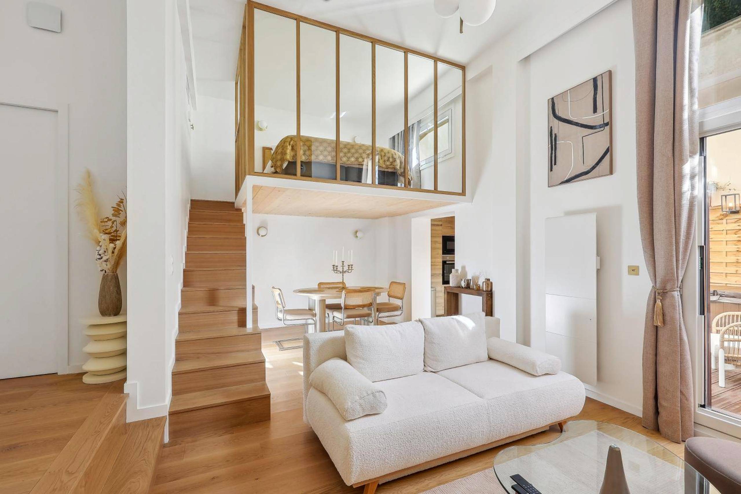 Escalier en bois menant à la chambre en mezzanine - Suite luxueuse avec jardin privé Sauna et Jacuzzi