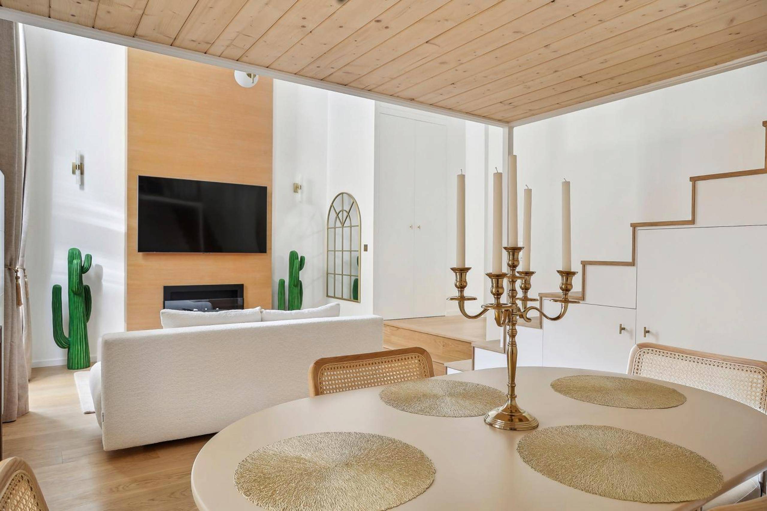 Espace repas avec table ronde et chandelier - Suite luxueuse avec jardin privé Sauna et Jacuzzi