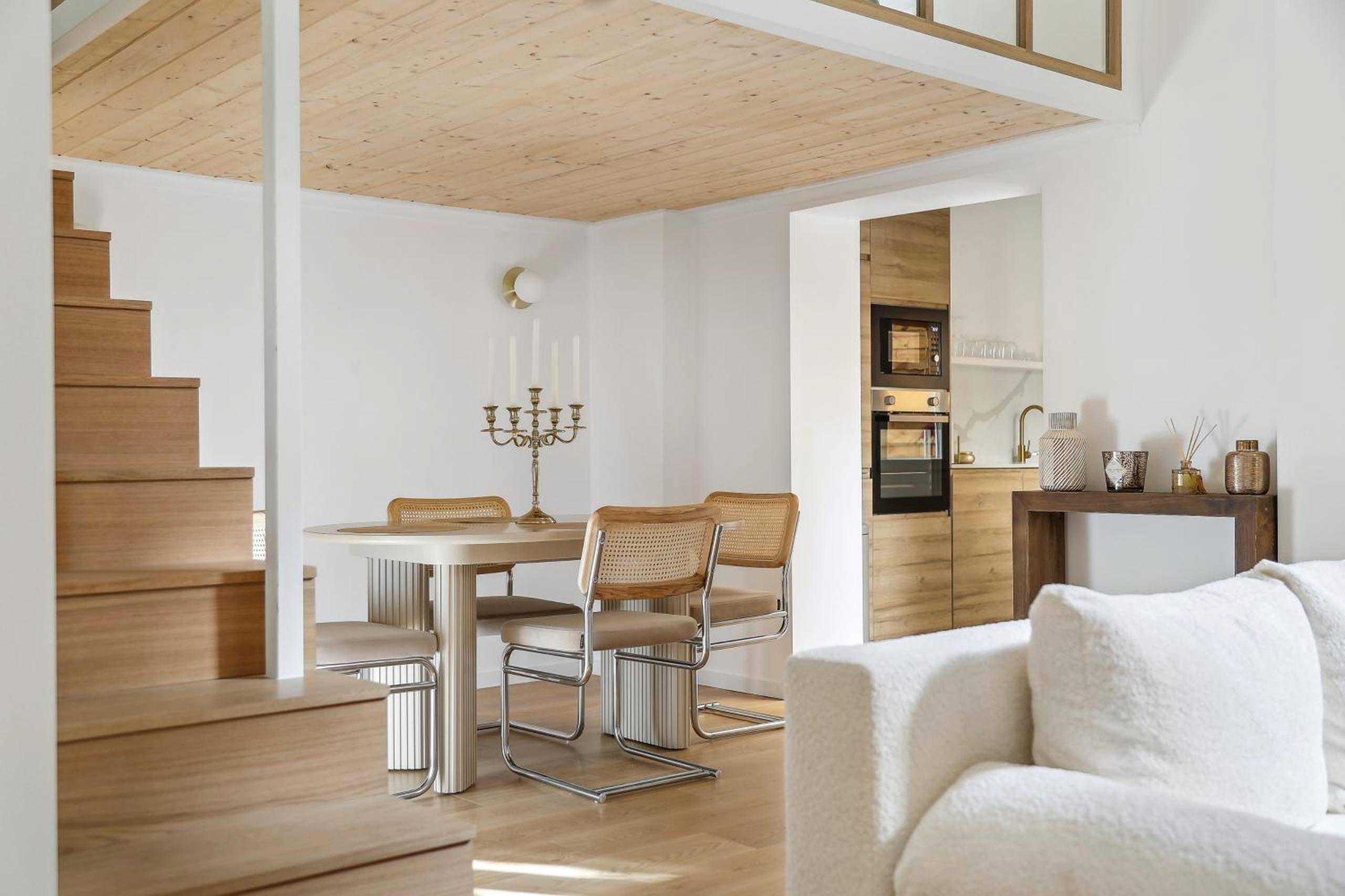 Coin salle à manger sous plafond en bois - Suite luxueuse avec jardin privé Sauna et Jacuzzi