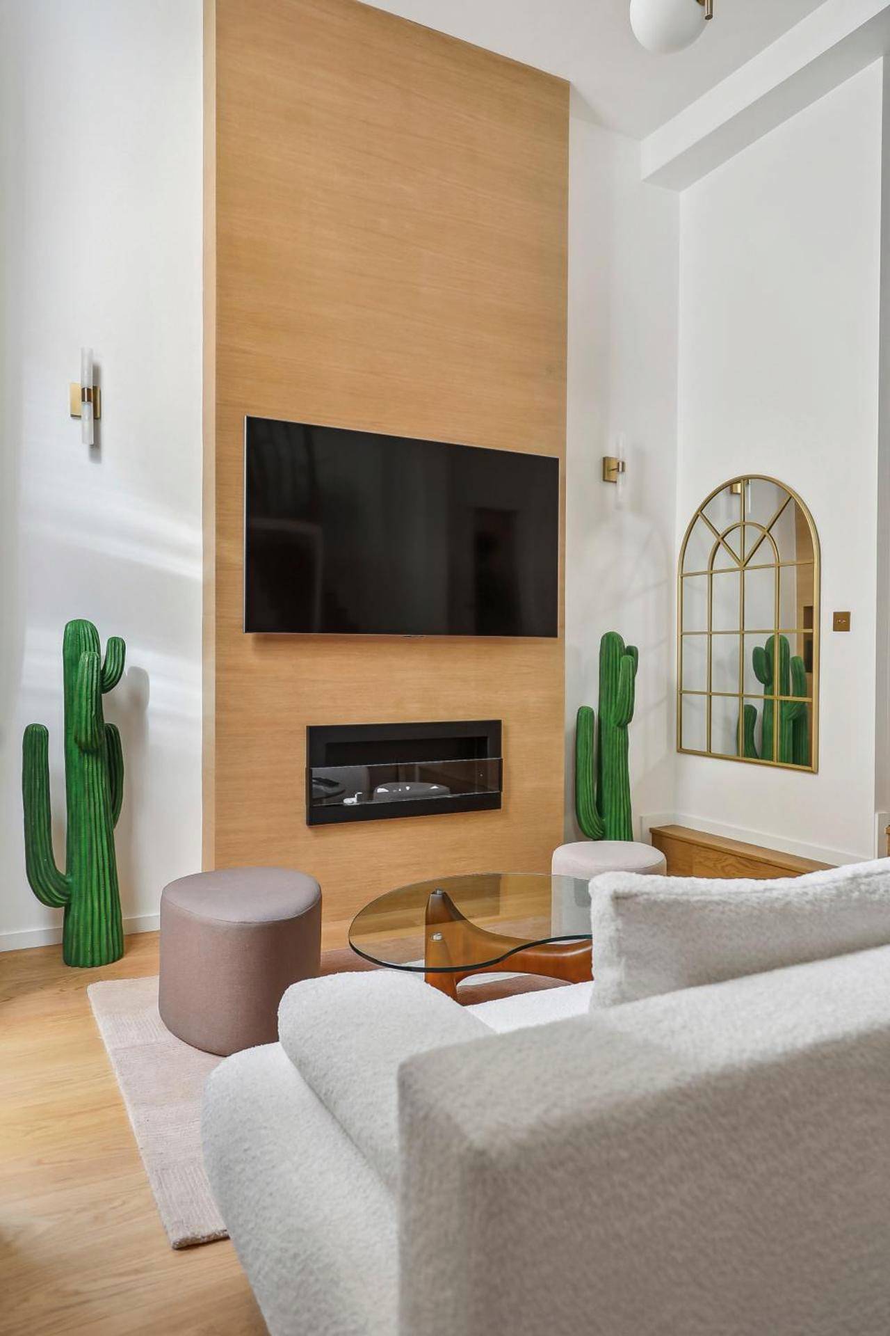 Écran plat et cheminée dans salon moderne - Suite luxueuse avec jardin privé Sauna et Jacuzzi