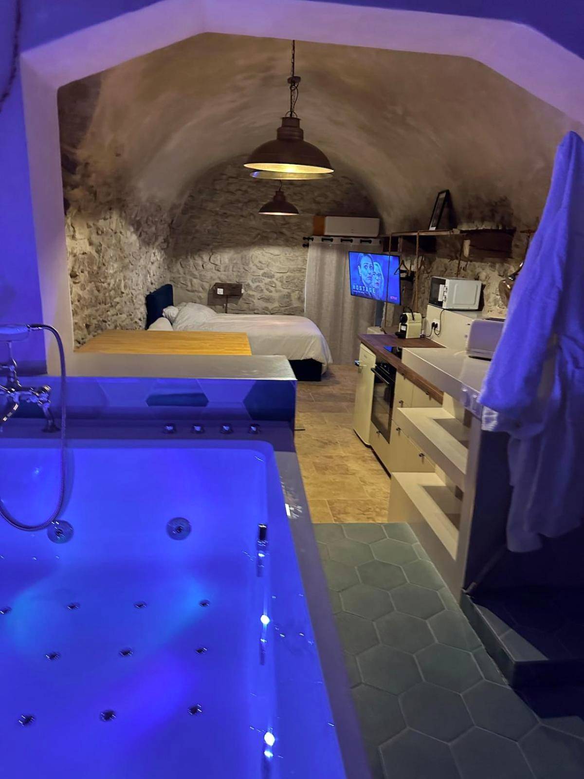 Vue principale - Love Room Livron - sur - Drôme - Suite secrète avec jacuzzi ambiance romantique