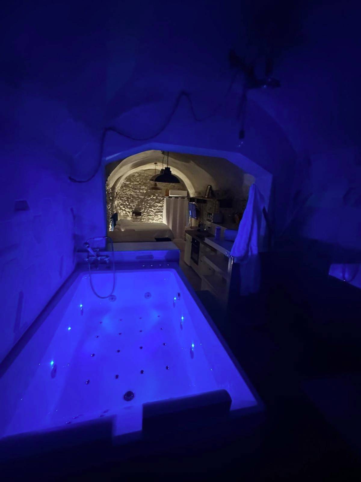Detail du logement - Suite secrète avec jacuzzi ambiance romantique