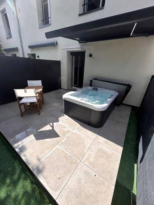 Jacuzzi privatif sur terrasse carrelée - Love Room Nancy - La suite secrète et son spa abrité