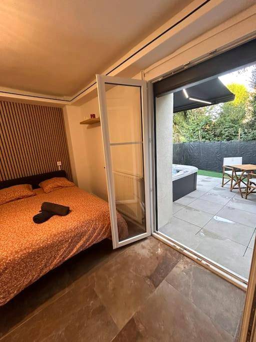 Chambre avec lit double ouvrant sur terrasse - La suite secrète et son spa abrité