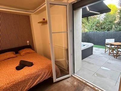Chambre avec lit double ouvrant sur terrasse - La suite secrète et son spa abrité