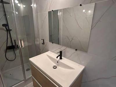 Salle de bain moderne avec douche et vasque - La suite secrète et son spa abrité