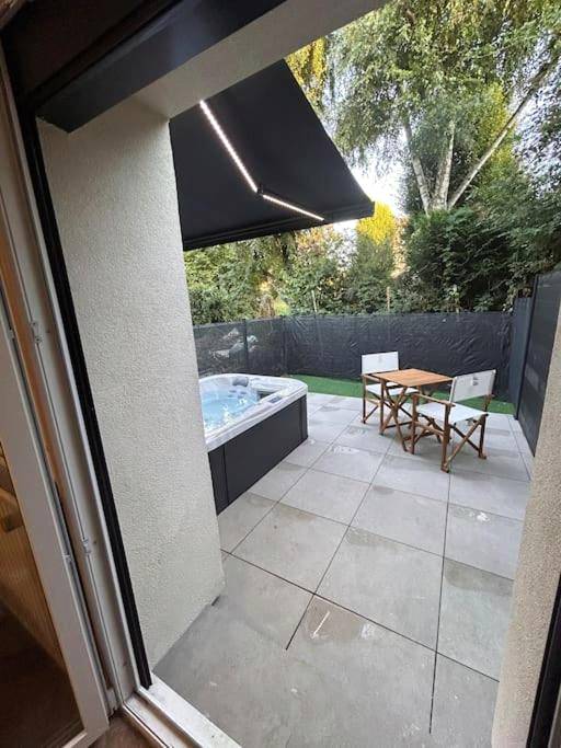 Terrasse aménagée avec jacuzzi et mobilier - La suite secrète et son spa abrité