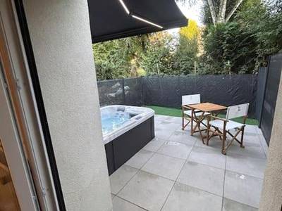 Terrasse aménagée avec jacuzzi et mobilier - La suite secrète et son spa abrité