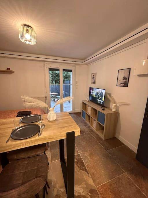 Espace repas et coin salon avec télévision - La suite secrète et son spa abrité