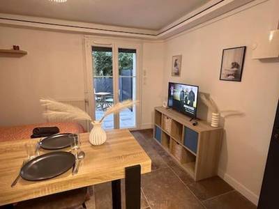 Espace repas et coin salon avec télévision - La suite secrète et son spa abrité