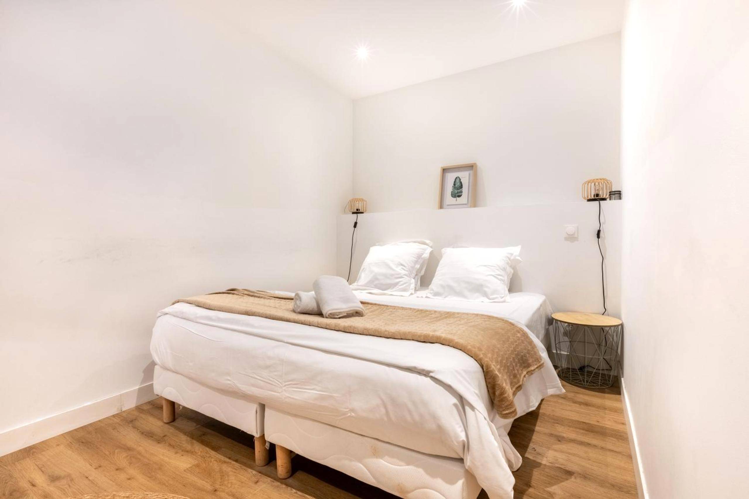 Lit double avec jeté de lit beige et serviettes - LA SUITE SEPT LE BRAS DOR
