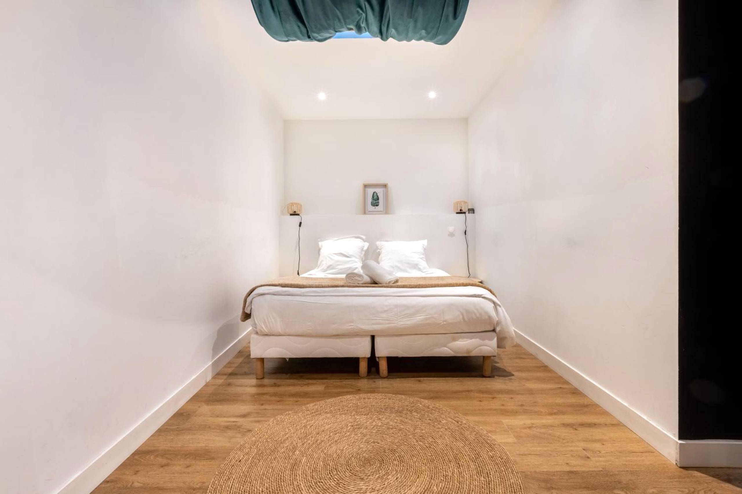 Chambre épurée avec tapis de jute et lit double - LA SUITE SEPT LE BRAS DOR