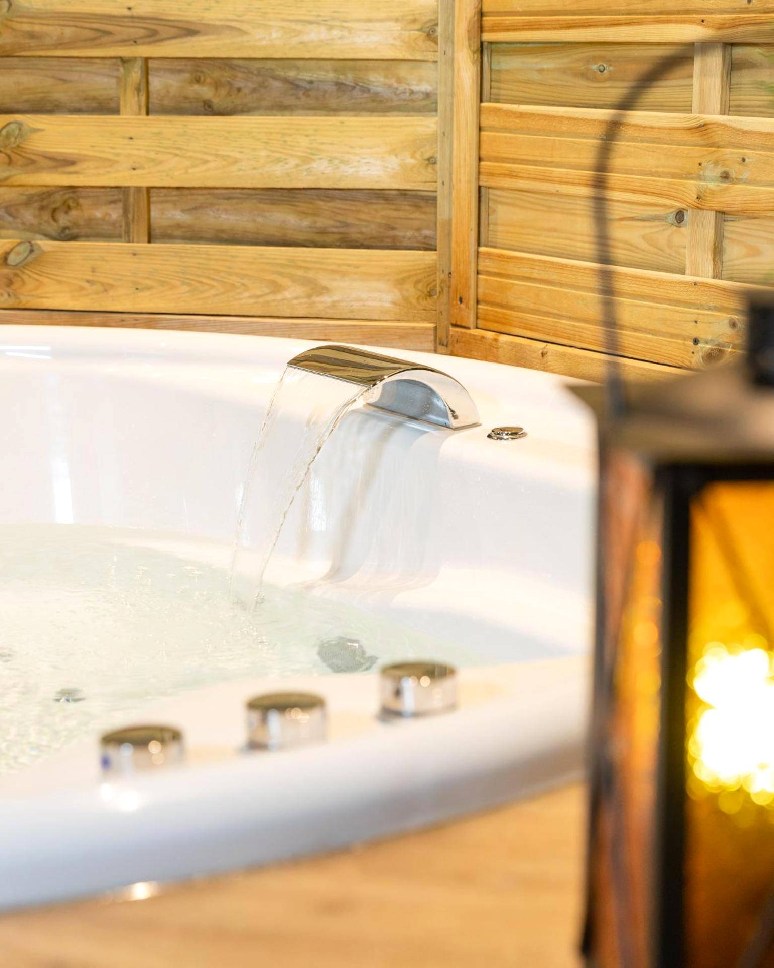 Détail du robinet cascade remplissant le jacuzzi - LA SUITE SEPT LE BRAS DOR