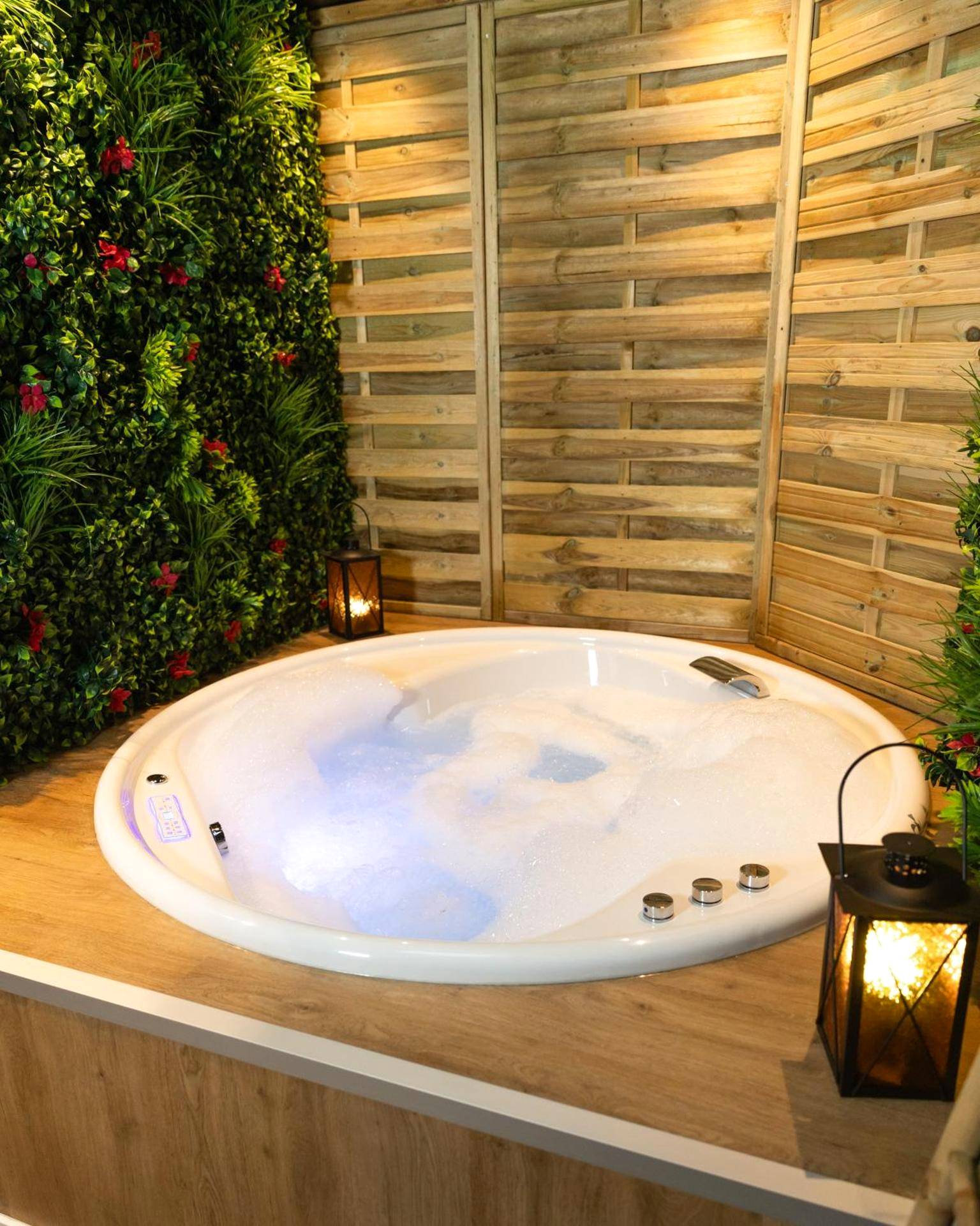 Baignoire balnéo lumineuse avec mousse et lanternes - LA SUITE SEPT LE BRAS DOR