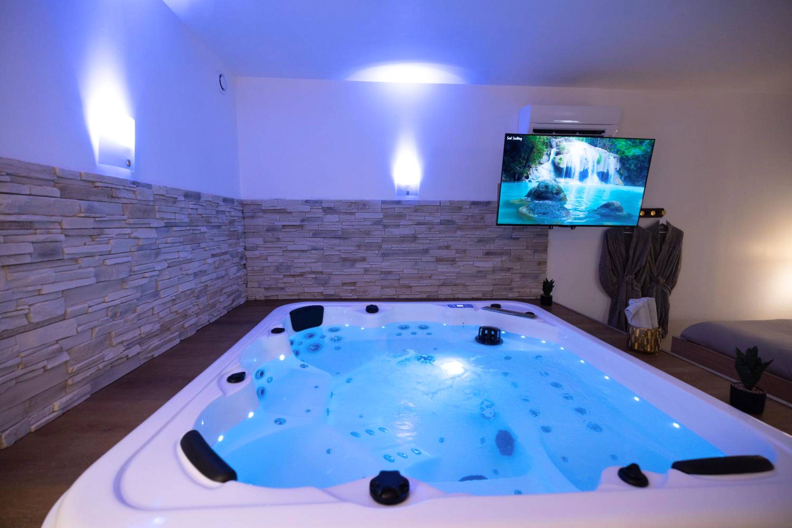 Vue du logement - SUITE & SPA LA SERENITA, SPA privé, CLIM, WIFI Top ProsConciergerie