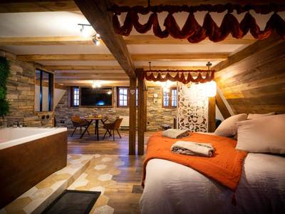 Chambre ouverte avec lit double et coin repas - Suite & SPA 1566 Benfeld