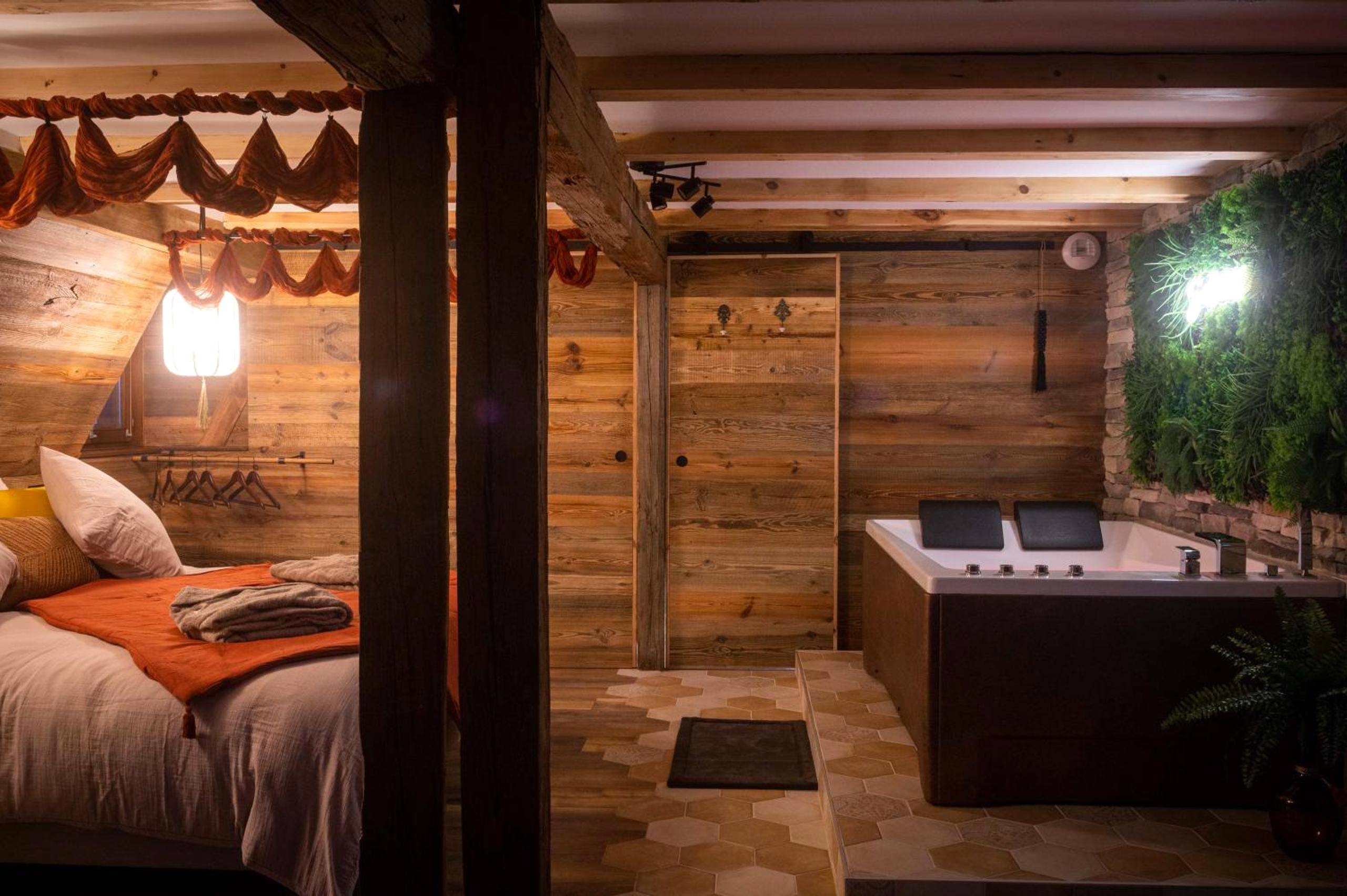 Espace nuit et jacuzzi sous poutres apparentes - Suite & SPA 1566 Benfeld