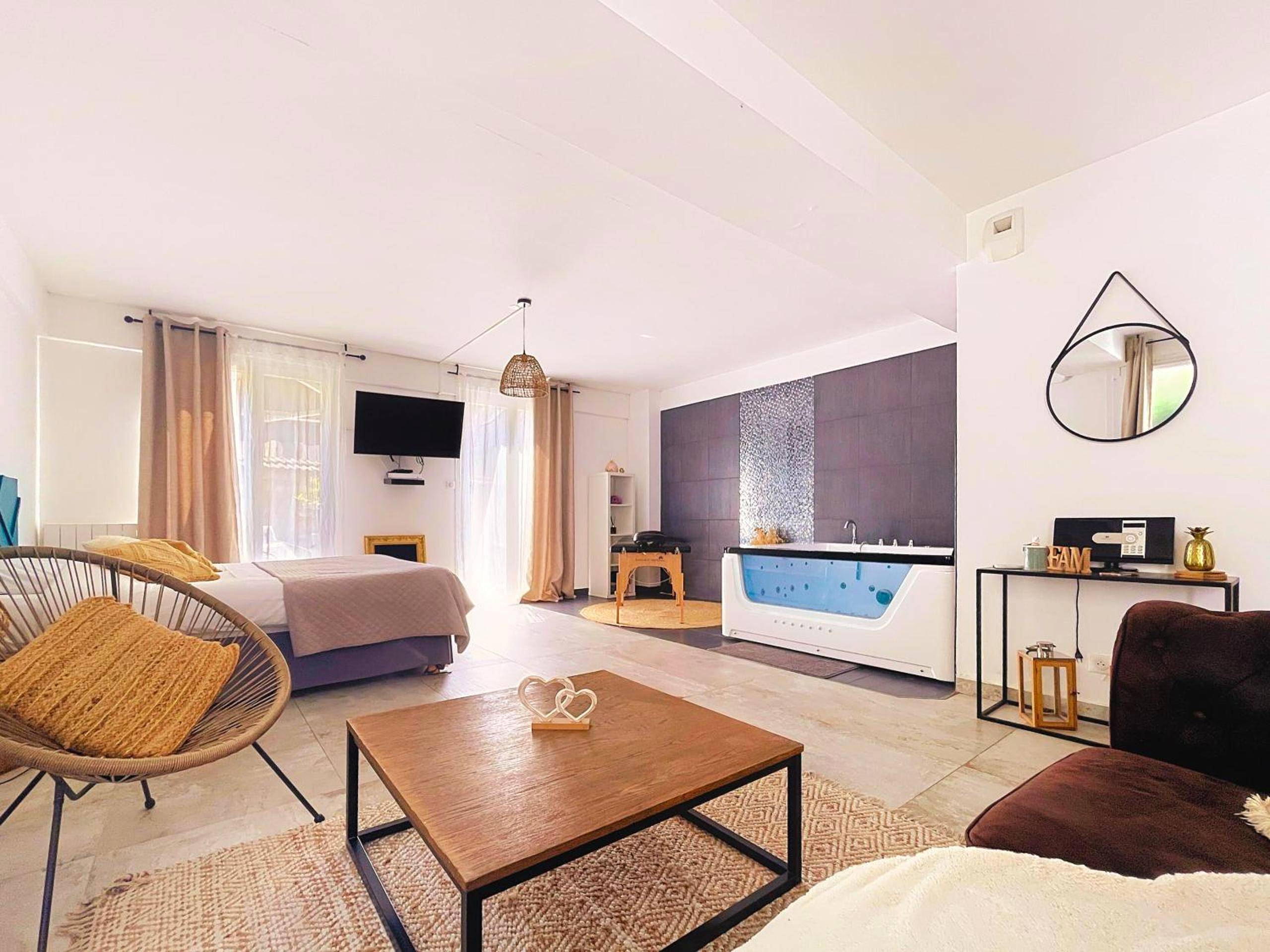 Suite ouverte avec lit double et balnéo - Love Room Dijon - Suite and Spa 21