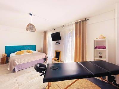 Table de massage face au lit king size - Suite and Spa 21