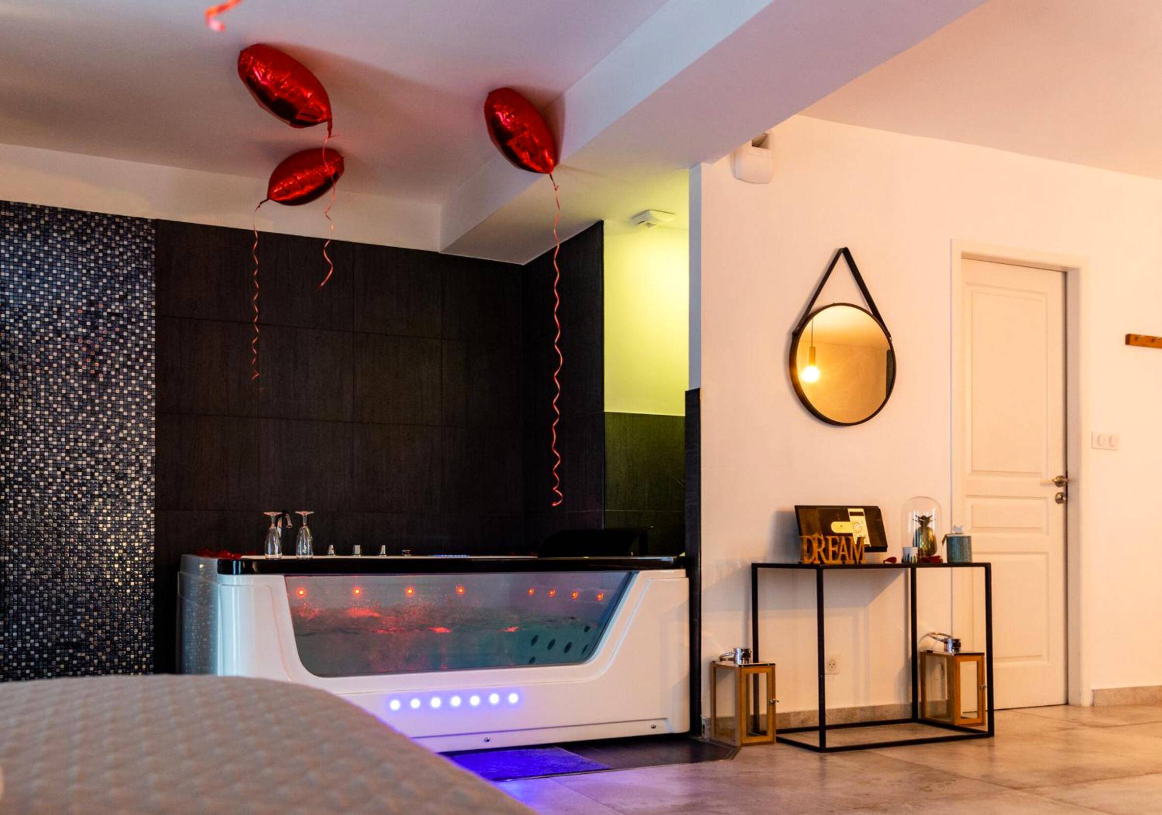 Baignoire balnéo avec ballons en cœur - Suite and Spa 21