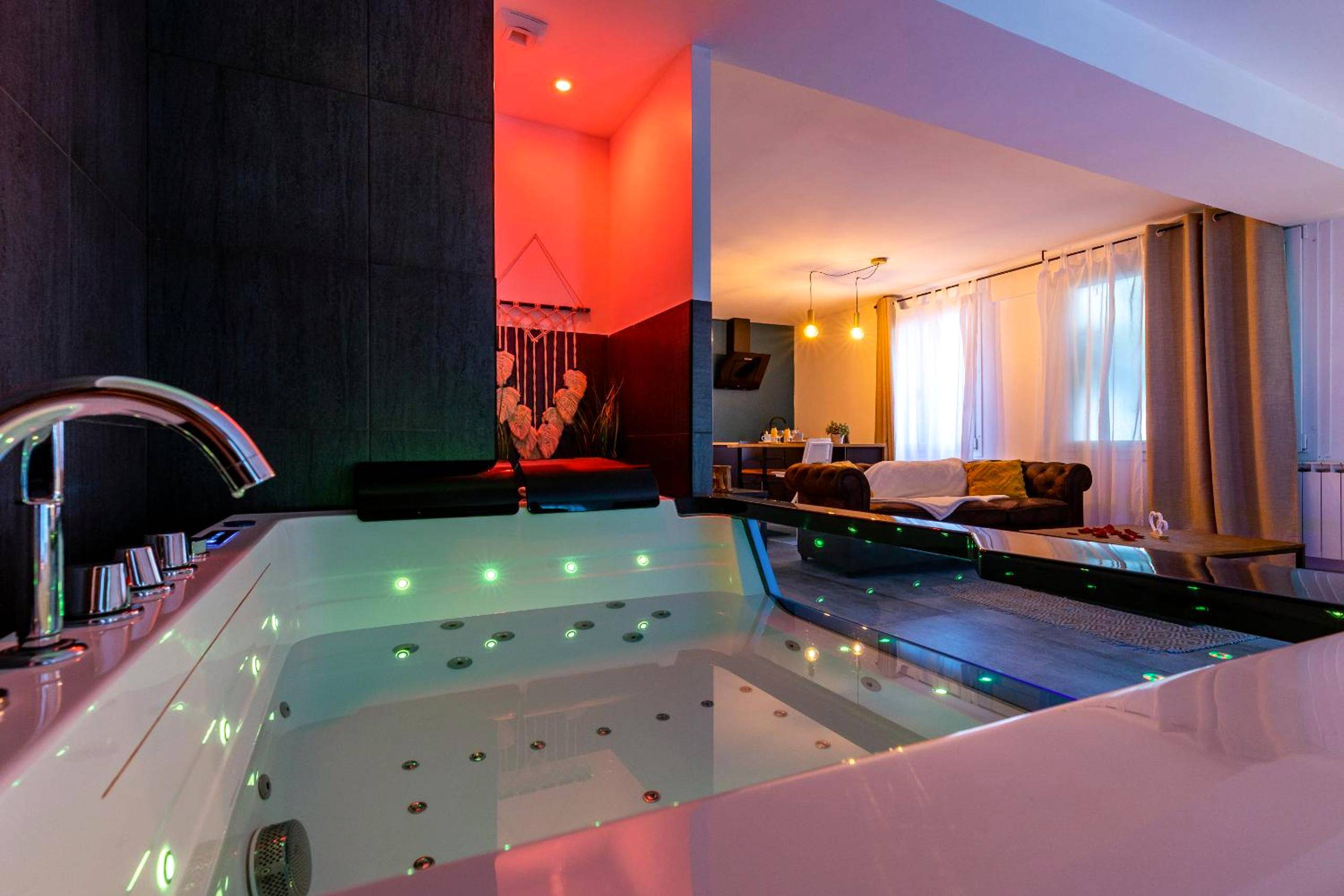 Jacuzzi privatif avec éclairage LED - Suite and Spa 21