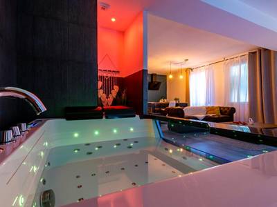 Jacuzzi privatif avec éclairage LED - Suite and Spa 21