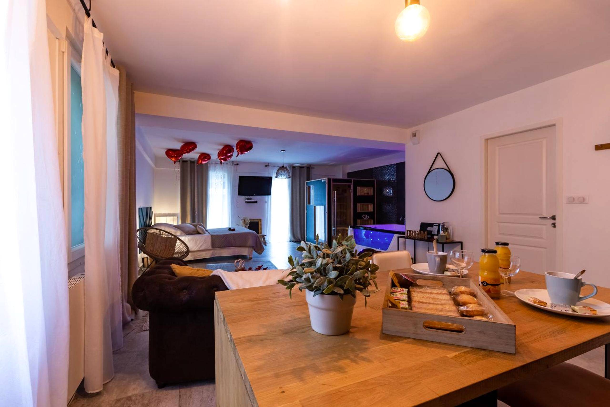 Espace repas avec petit - déjeuner et vue suite - Suite and Spa 21