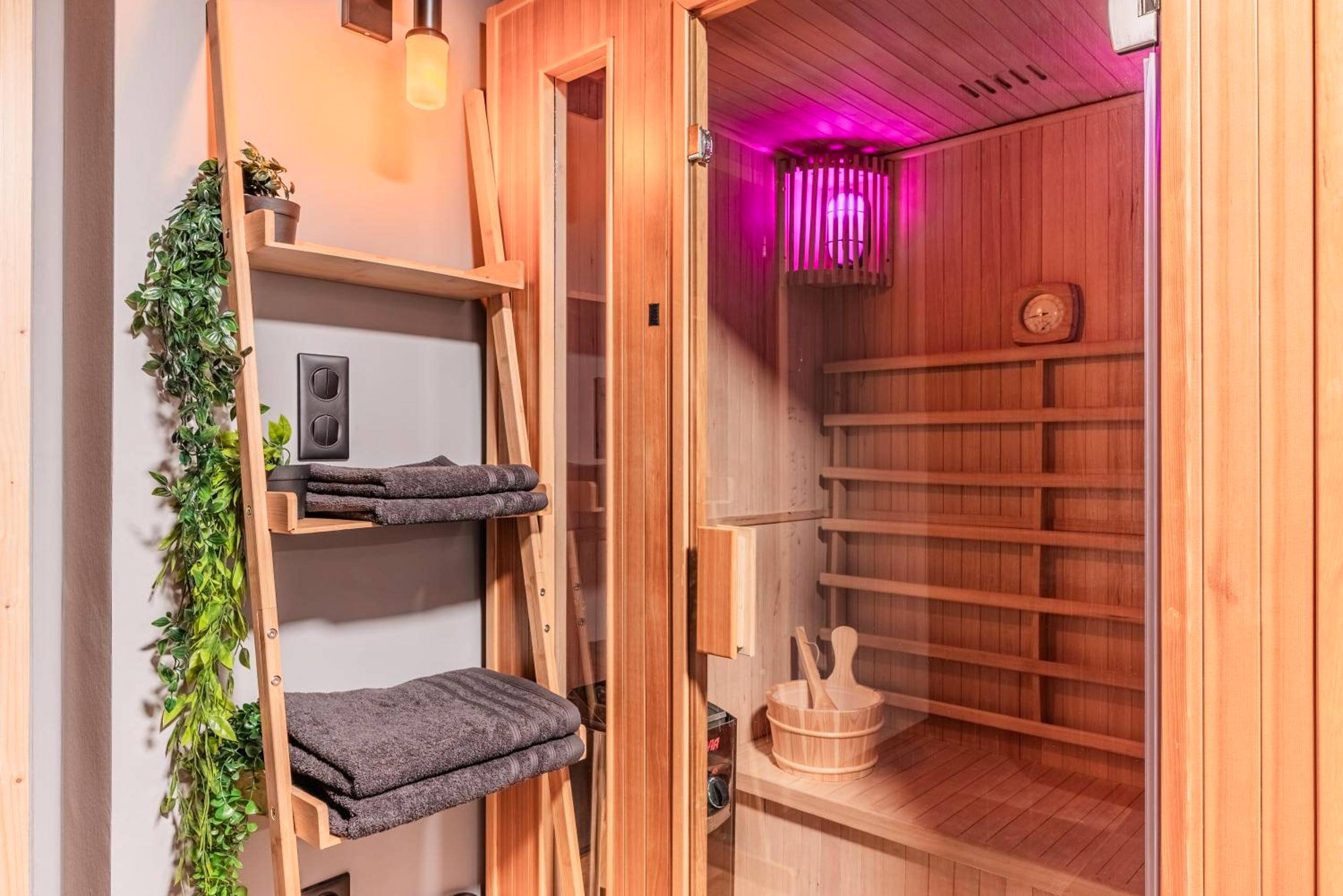 Sauna traditionnel en bois avec chromothérapie - Suite romantique & Spa privatif pour 2 en Alsace