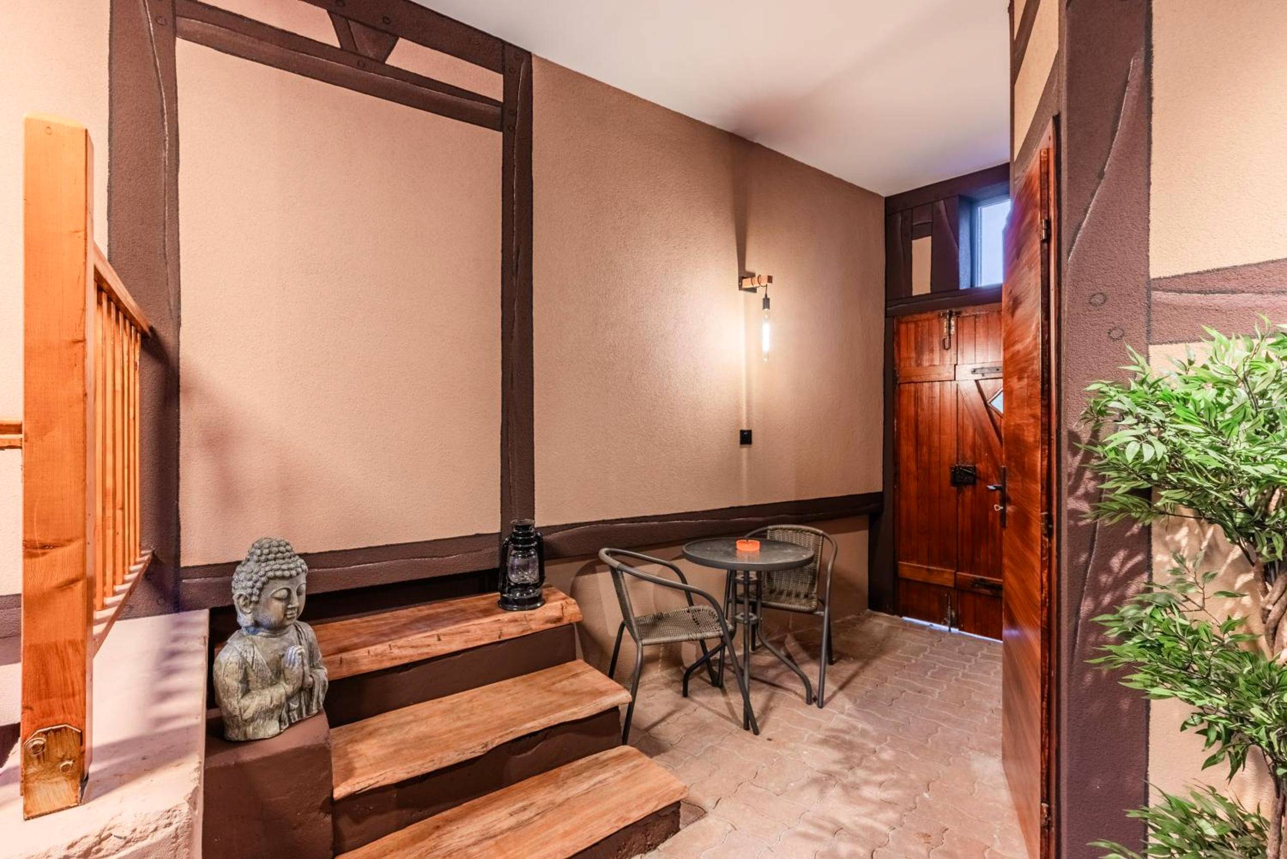 Entrée avec escalier en bois et petit salon - Suite romantique & Spa privatif pour 2 en Alsace