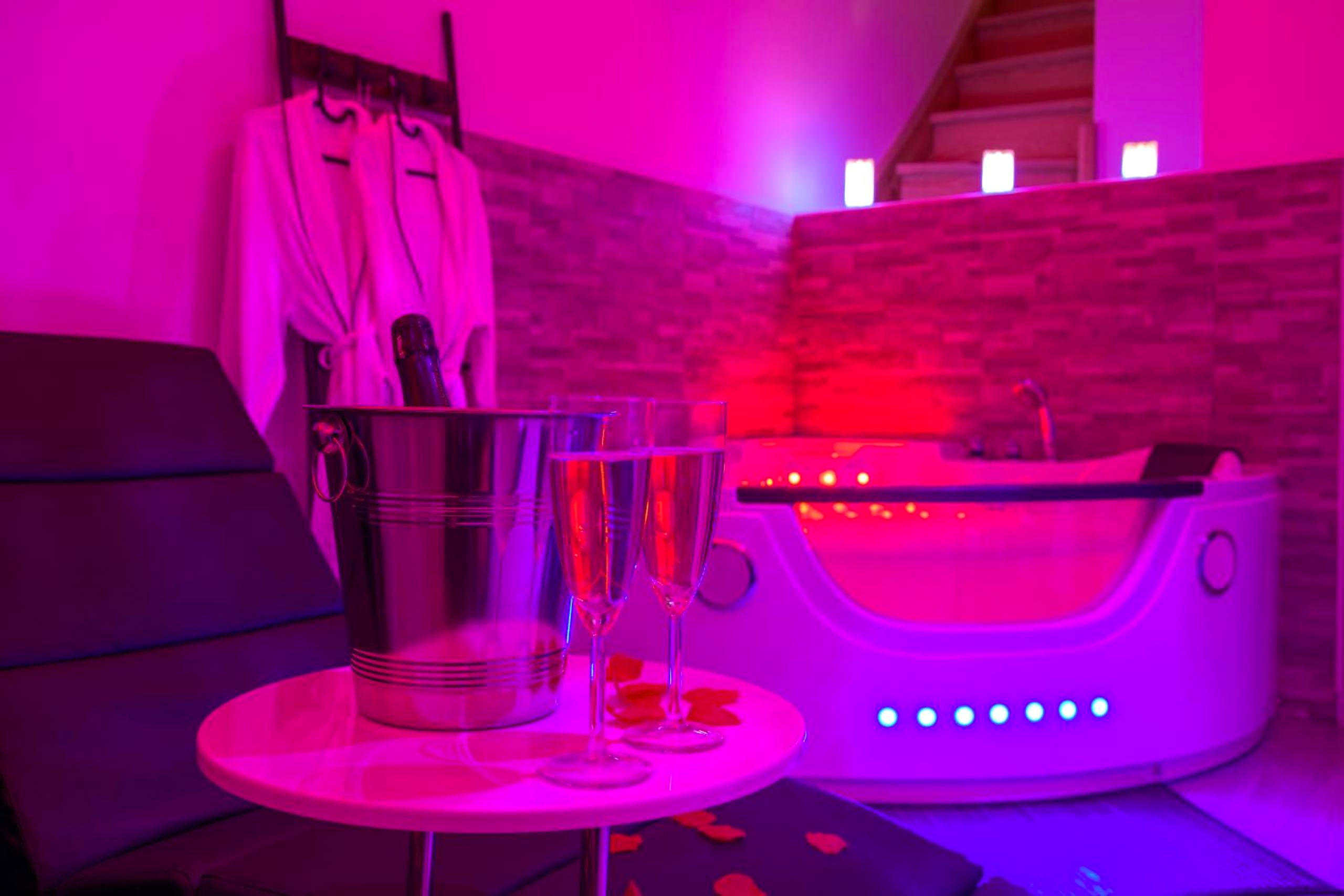 Jacuzzi privatif et seau à champagne - Love Room Le Puy - en - Velay - Love Room - Suite romantique avec spa privatif
