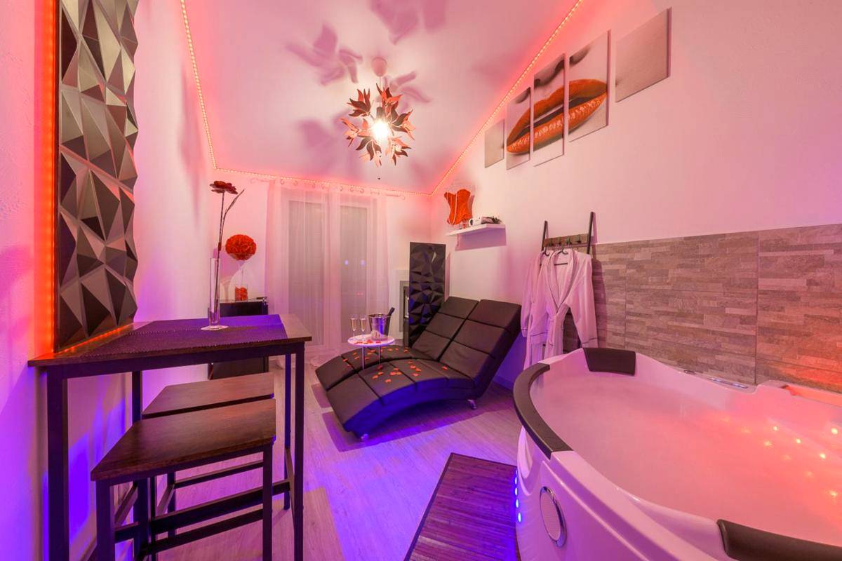 Espace détente avec jacuzzi et méridienne - Love Room - Suite romantique avec spa privatif