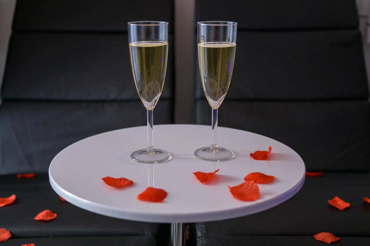 Coupes de champagne et pétales de rose - Love Room - Suite romantique avec spa privatif