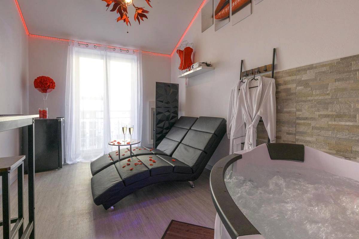 Vue d'ensemble avec jacuzzi et coin salon - Love Room - Suite romantique avec spa privatif