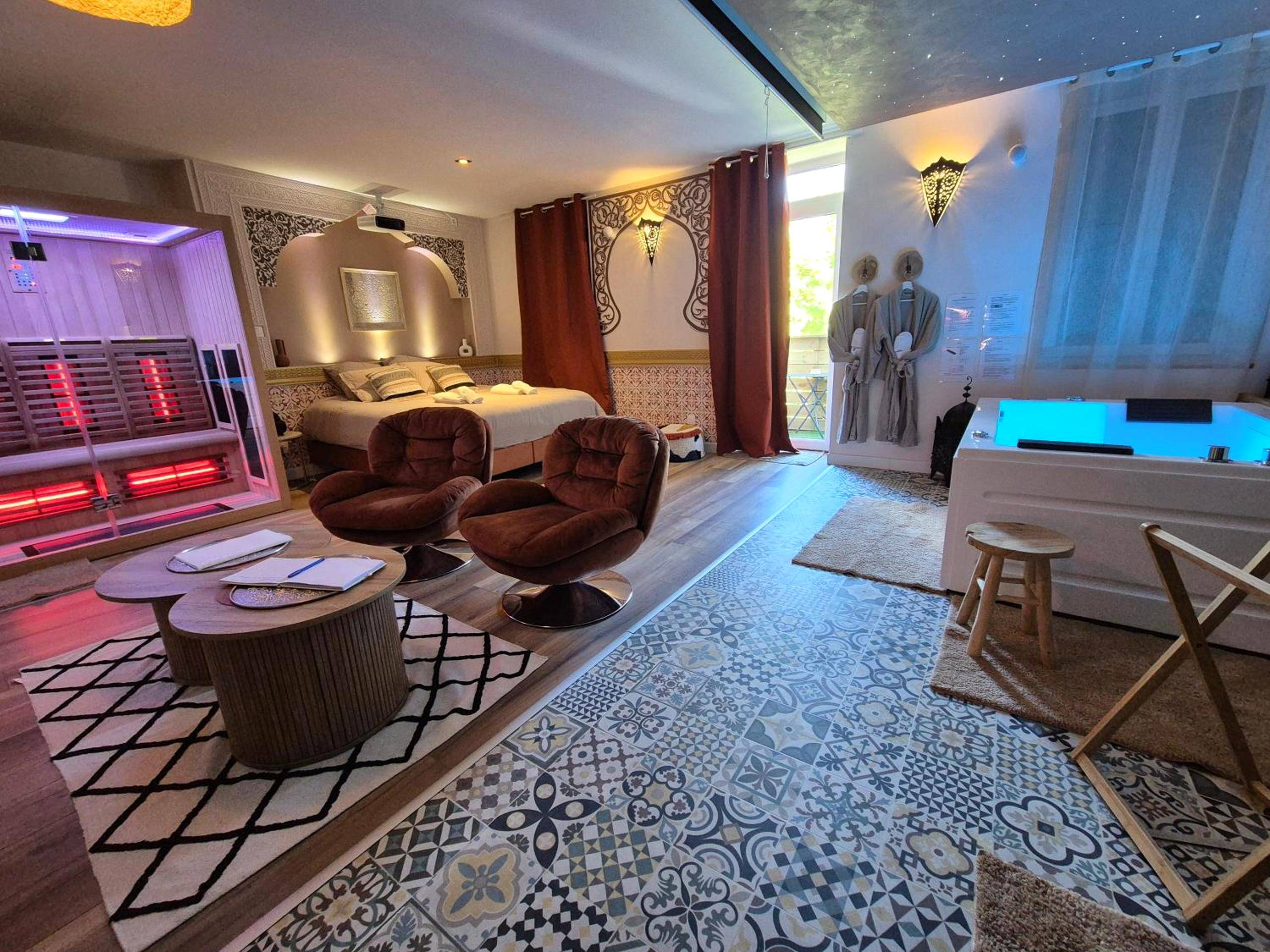 Suite avec jacuzzi, sauna et lit king size - Love Room Serrières - Suite Luxe Spa Balneo Sauna Hammam Projecteur