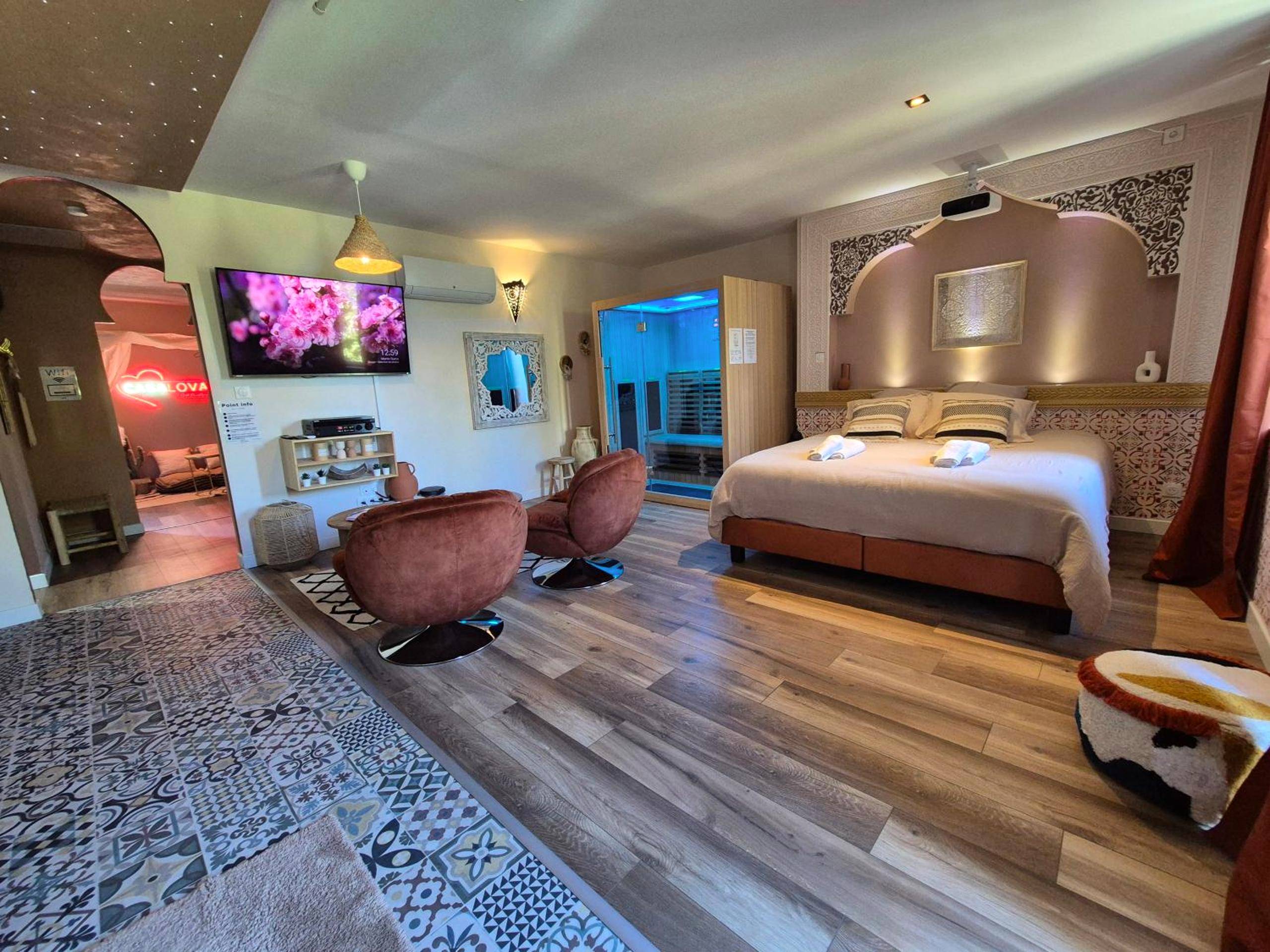 Chambre spacieuse avec écran plat et sauna - Suite Luxe Spa Balneo Sauna Hammam Projecteur