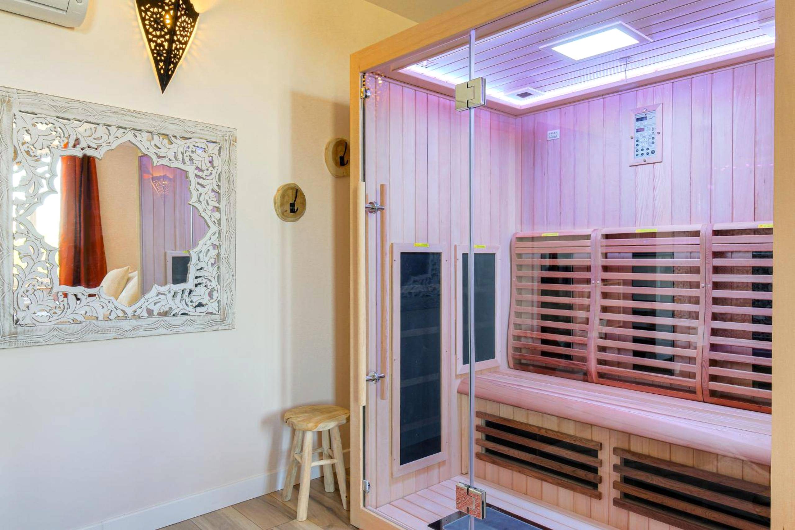 Sauna infrarouge privatif avec luminothérapie - Suite Luxe Spa Balneo Sauna Hammam Projecteur