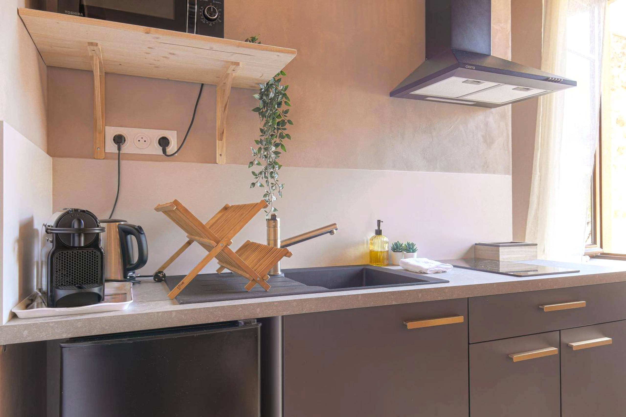 Kitchenette équipée avec machine à café - Suite Luxe Spa Balneo Sauna Hammam Projecteur