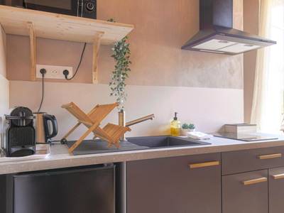 Kitchenette équipée avec machine à café - Suite Luxe Spa Balneo Sauna Hammam Projecteur