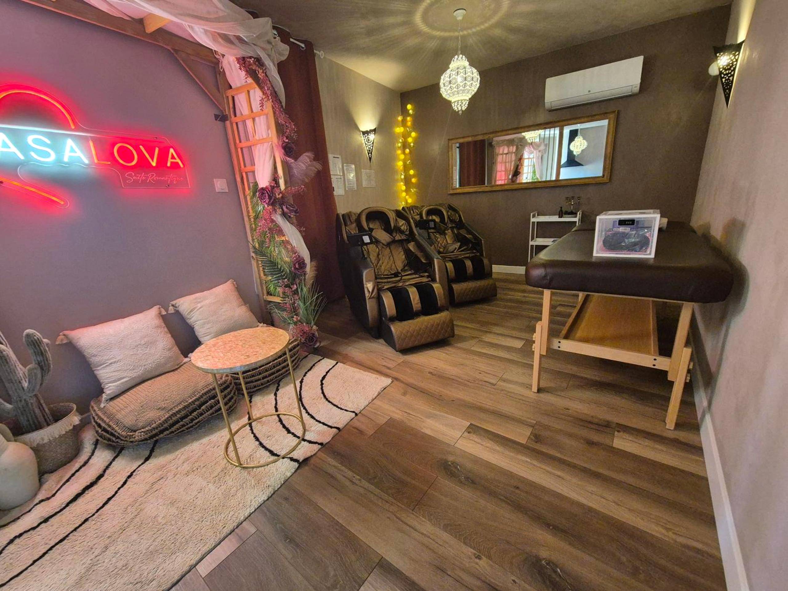 Espace bien - être avec table et fauteuils massants - Suite Luxe Spa Balneo Sauna Hammam Projecteur