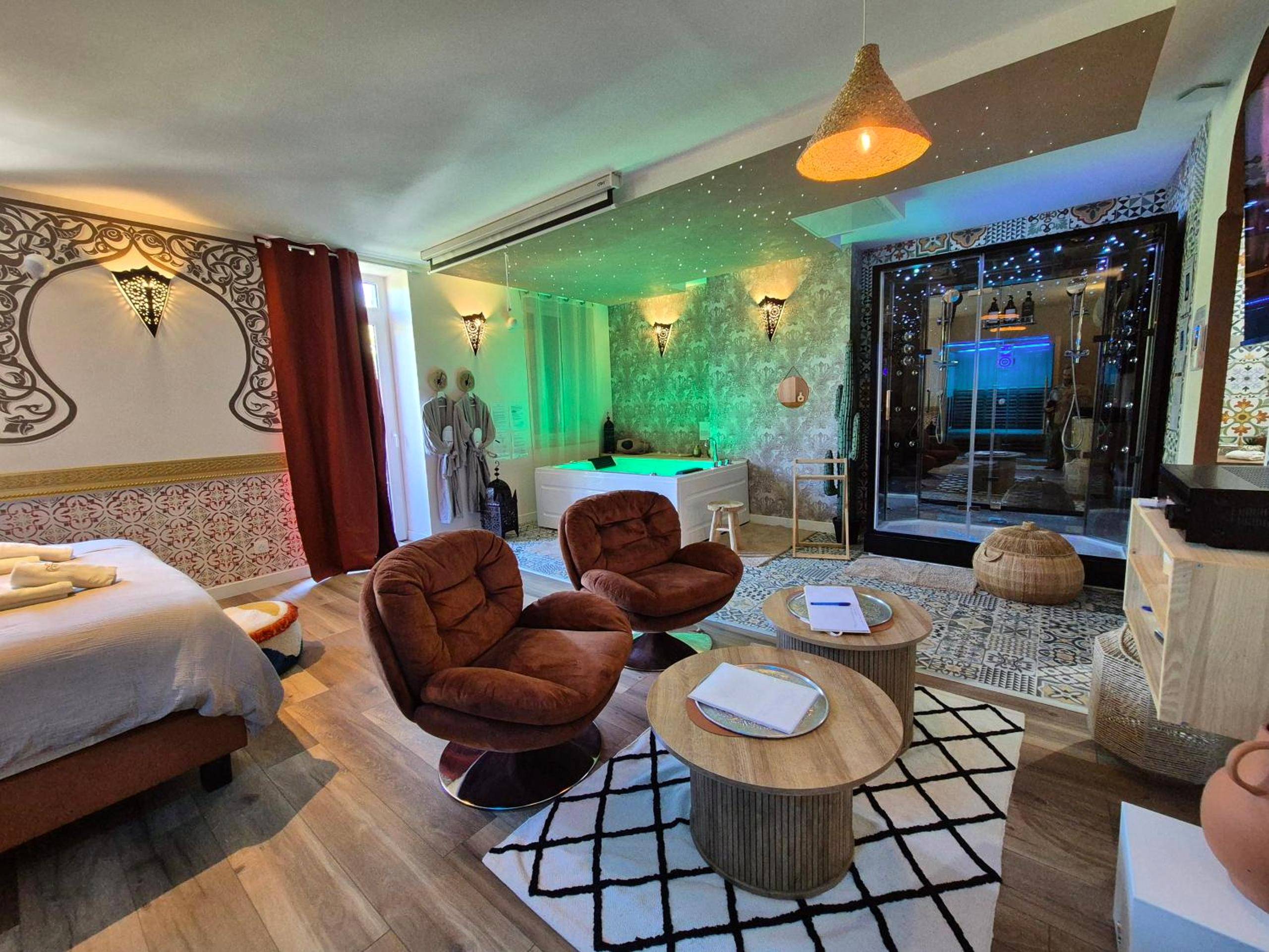 Photo du logement - Suite Luxe Spa Balneo Sauna Hammam Projecteur