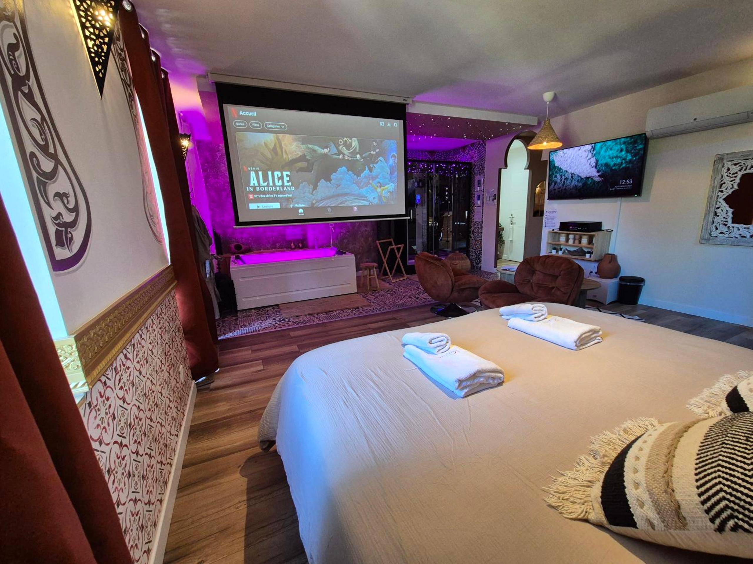 Photo du logement - Suite Luxe Spa Balneo Sauna Hammam Projecteur