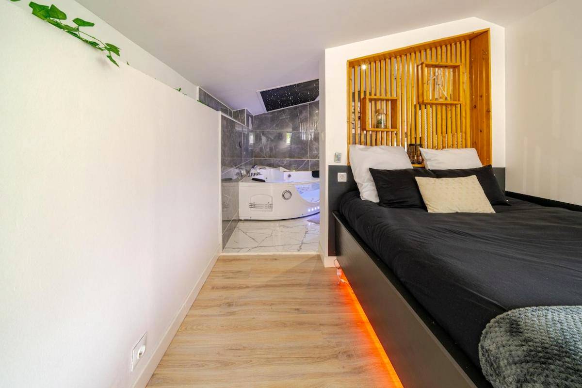 Espace nuit avec lit double et jacuzzi privatif - Suite romantique Spa Balnéothérapie