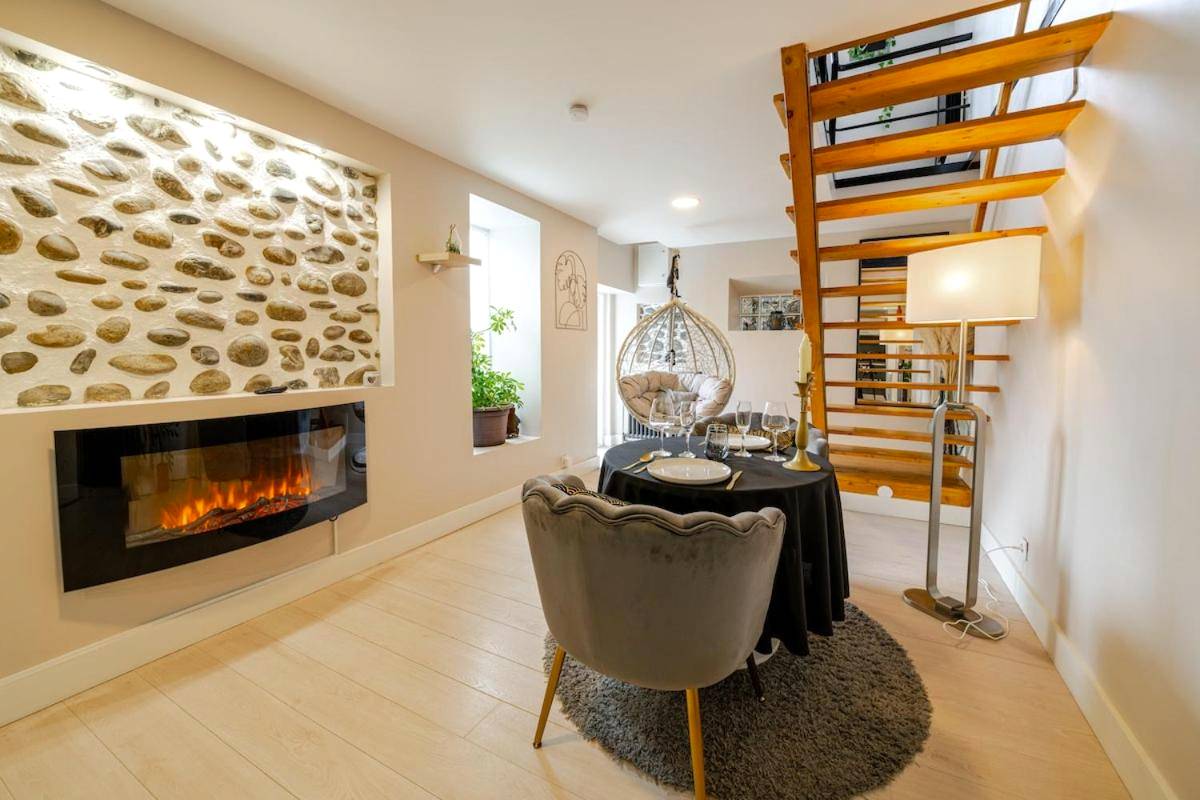 Salon avec cheminée électrique et table dressée - Suite romantique Spa Balnéothérapie