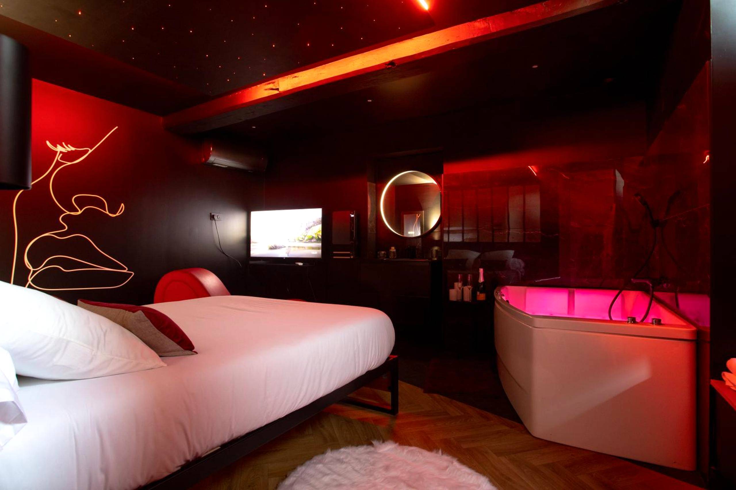 Chambre avec jacuzzi privatif et ciel étoilé - Love Room Val - du - Layon - La Suite Spa & Cinéma
