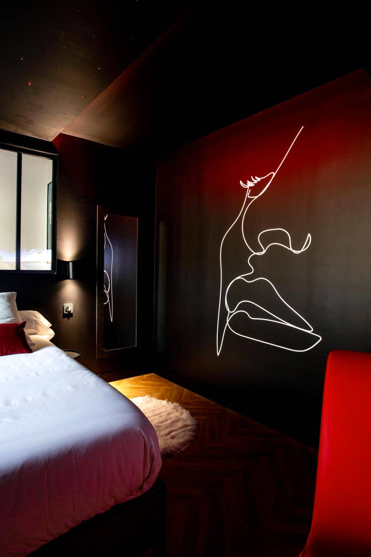 Lit double et fresque murale lumineuse - La Suite Spa & Cinéma