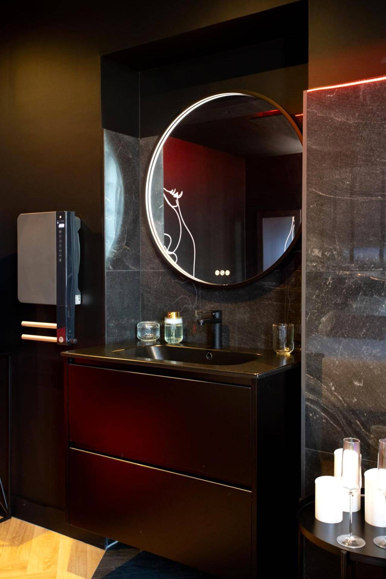 Meuble vasque noir avec miroir rond rétroéclairé - La Suite Spa & Cinéma